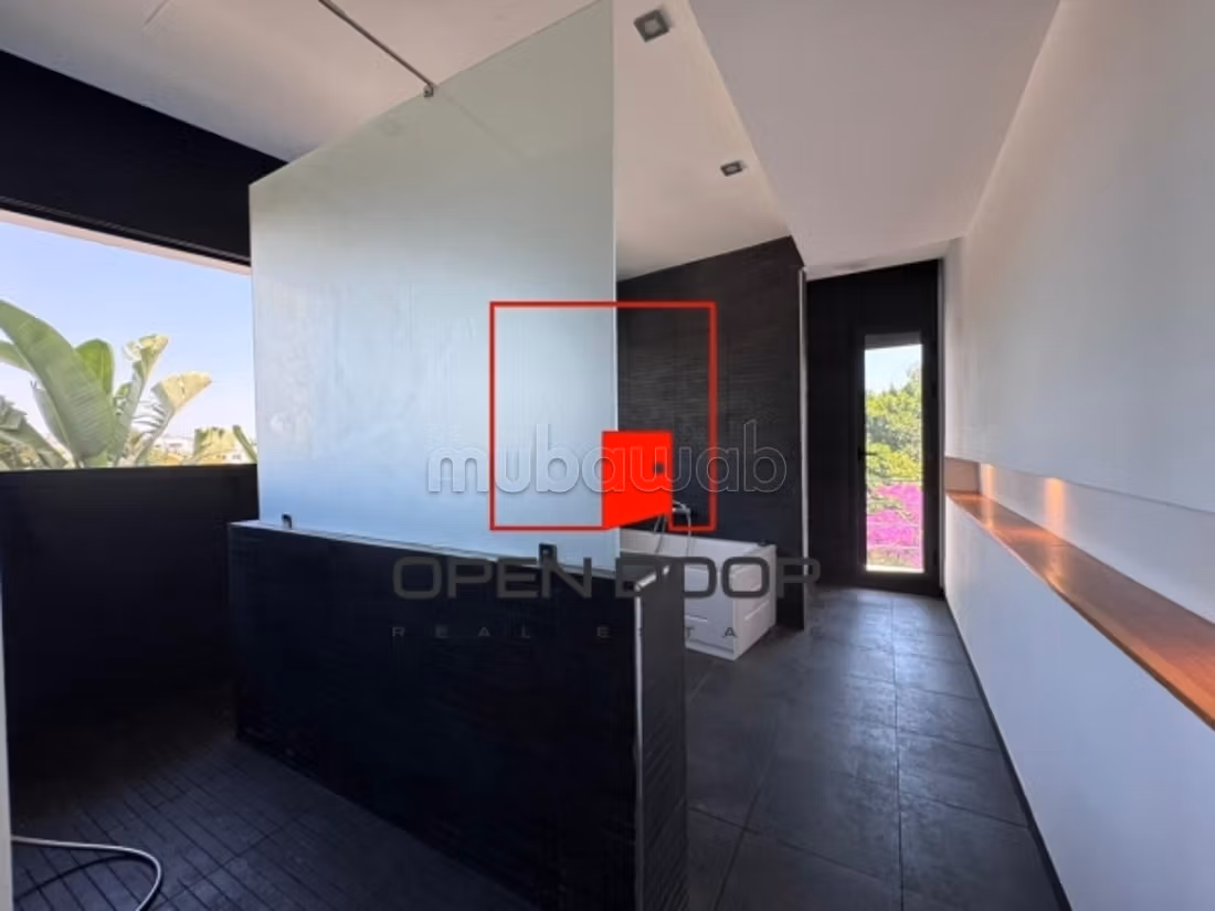 Superba villa S4 su tre livelli con piscina a