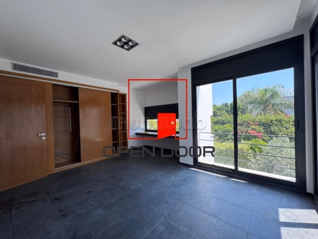 Superba villa S4 su tre livelli con piscina a