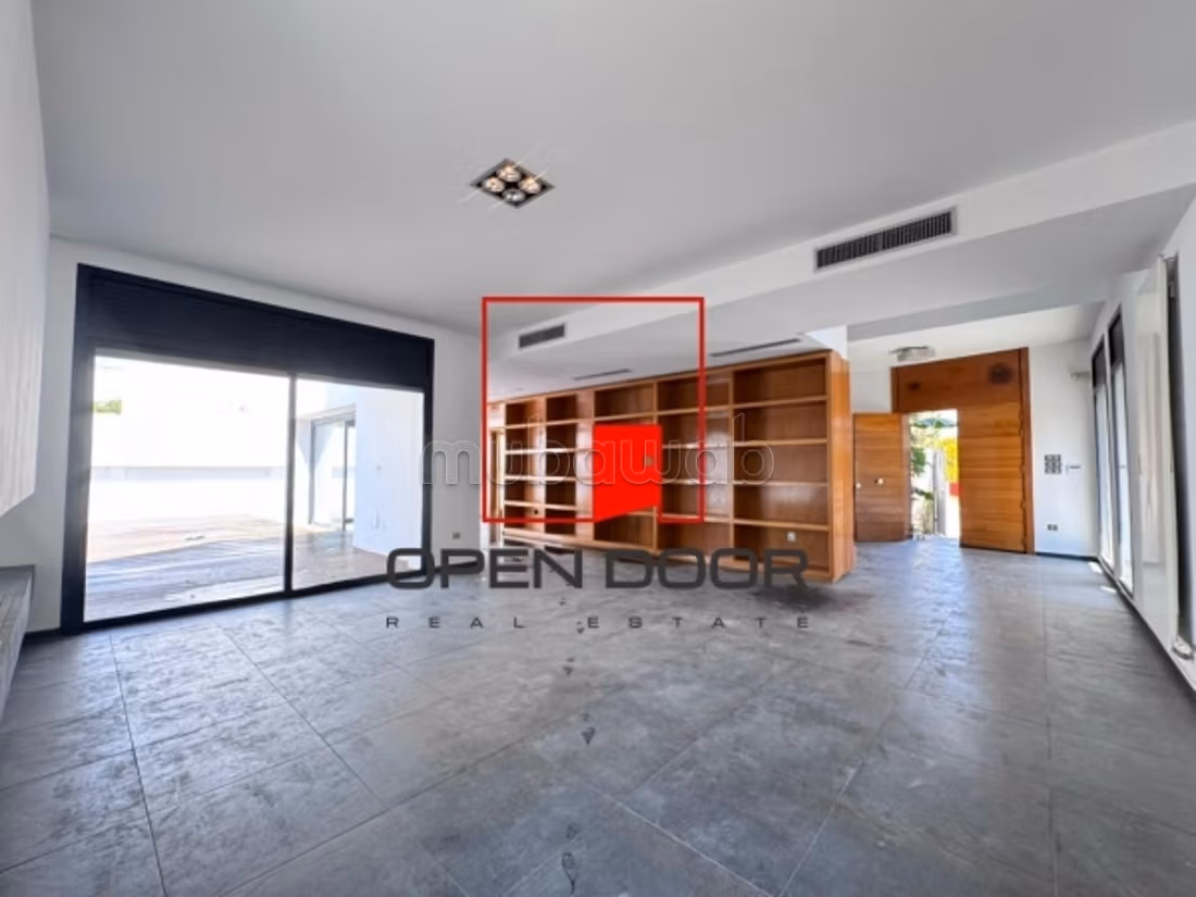 Superba villa S4 su tre livelli con piscina a