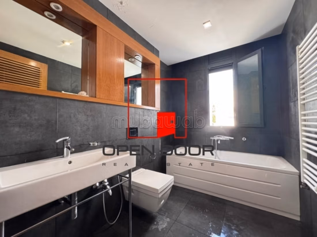 Superba villa S4 su tre livelli con piscina a