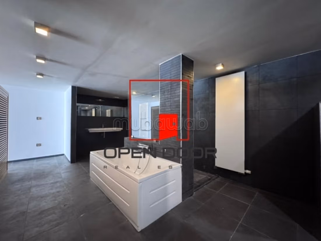 Superba villa S4 su tre livelli con piscina a