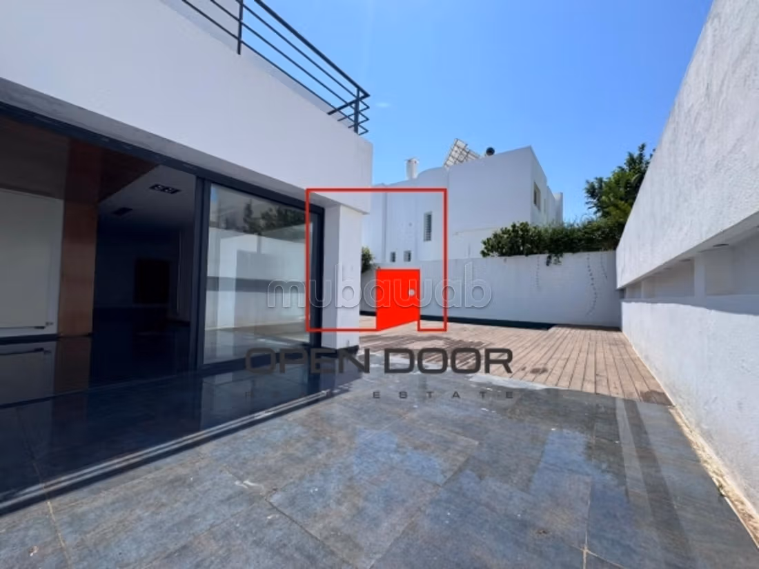Superba villa S4 su tre livelli con piscina a