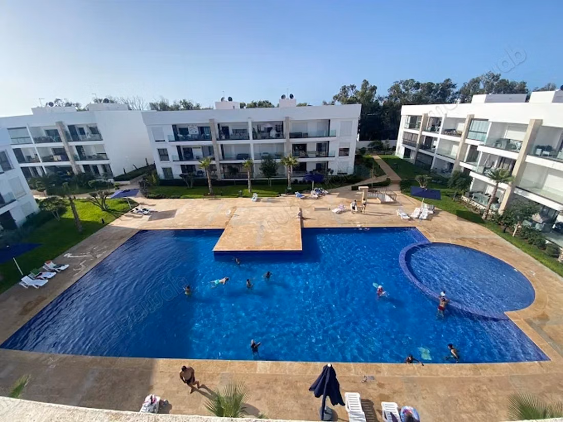 Bel appartement à louer à Dar Bouazza. Superficie totale de 93 m². Meublé