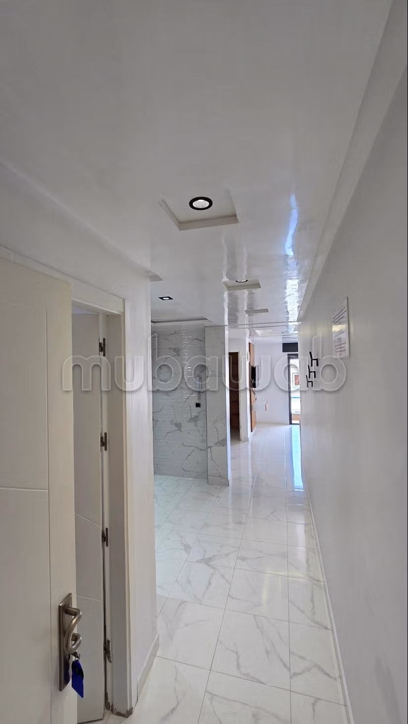 Bel appartement en location à M'Diq. 
Surface de 75 m². 
Meublé