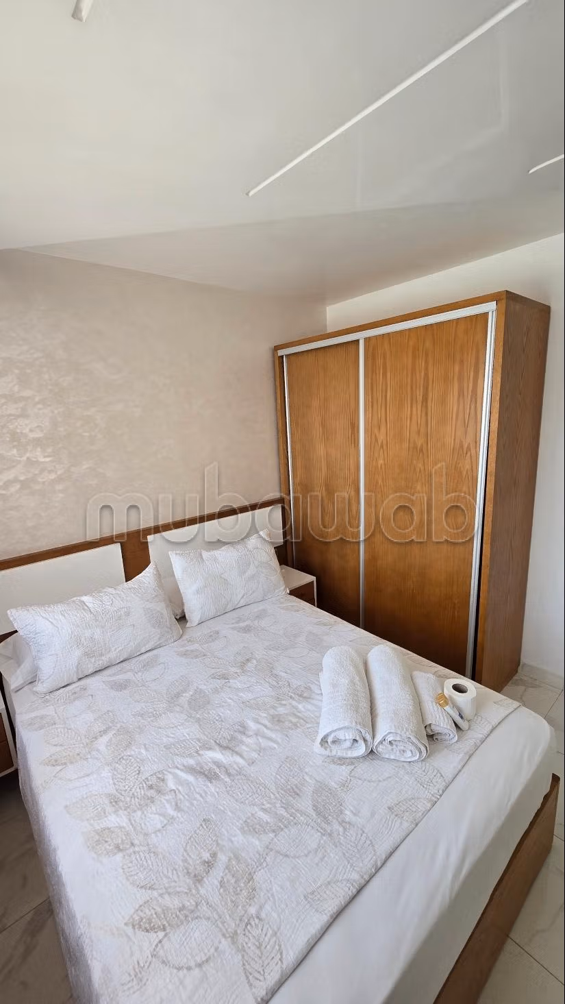 Bel appartement en location à M'Diq. 
Surface de 75 m². 
Meublé