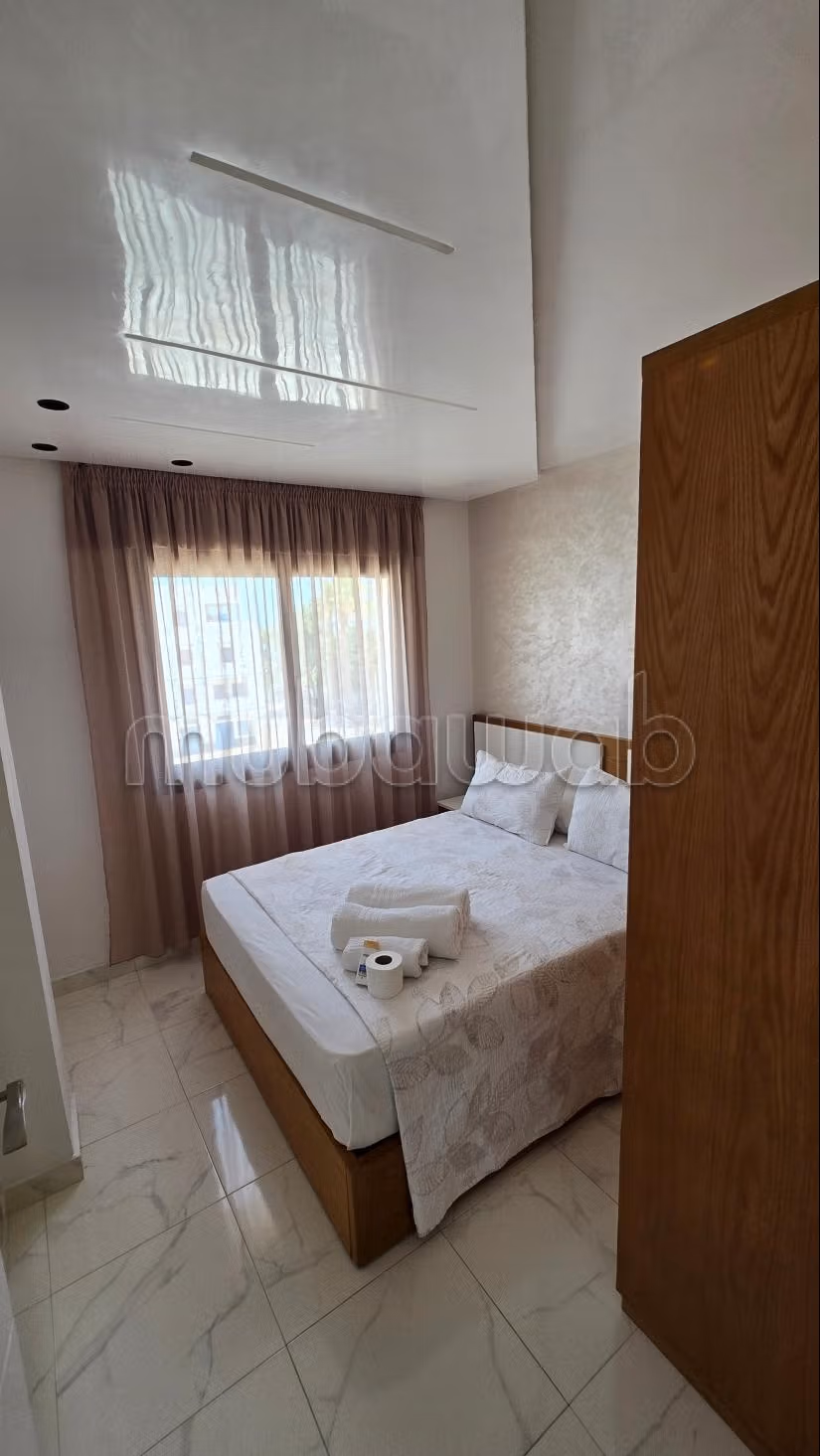 Bel appartement en location à M'Diq. 
Surface de 75 m². 
Meublé