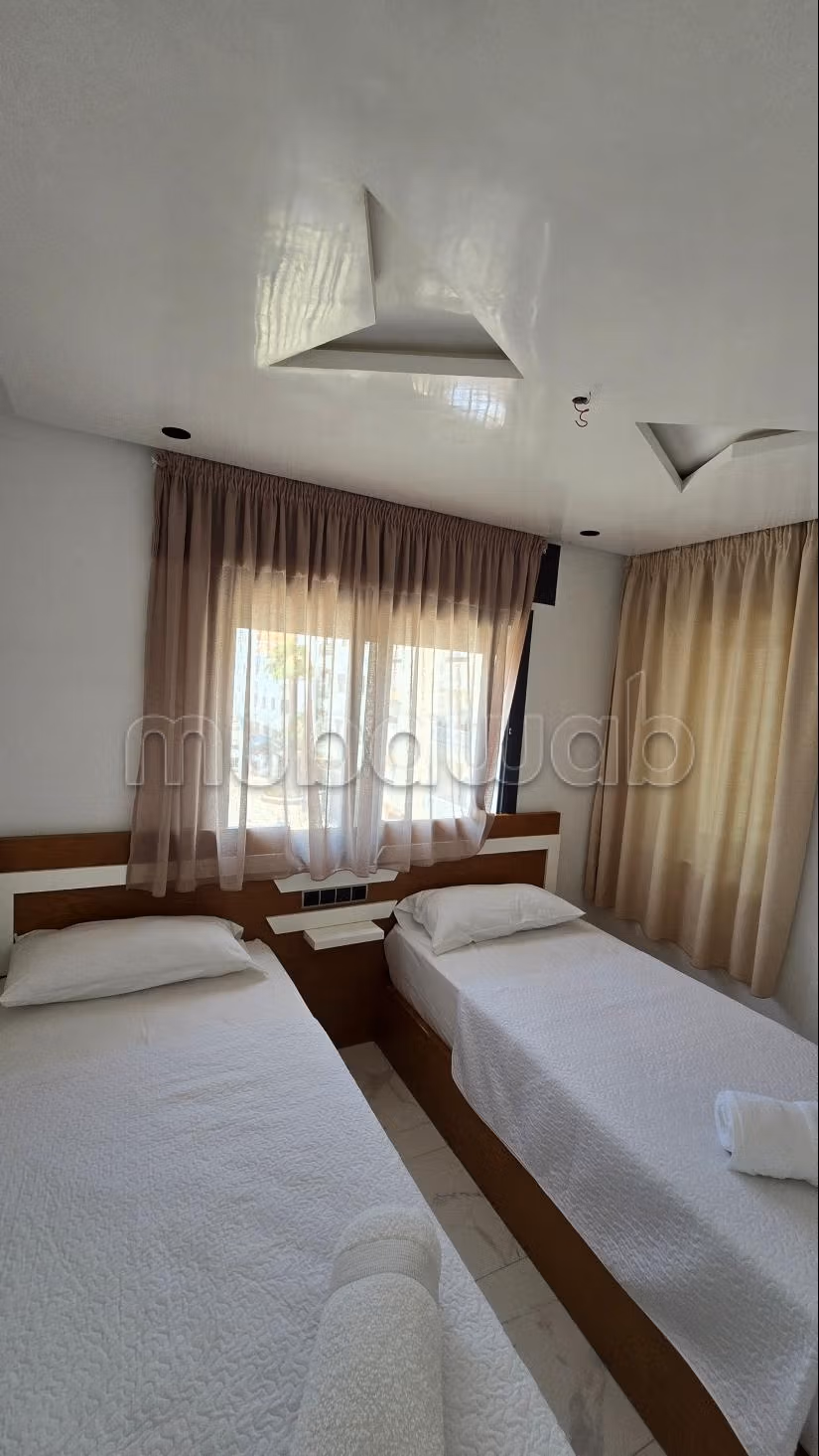 Bel appartement en location à M'Diq. 
Surface de 75 m². 
Meublé