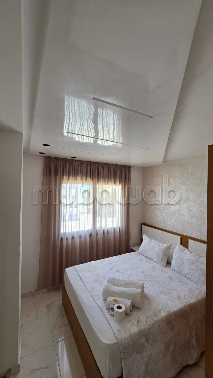 Bel appartement en location à M'Diq. 
Surface de 75 m². 
Meublé