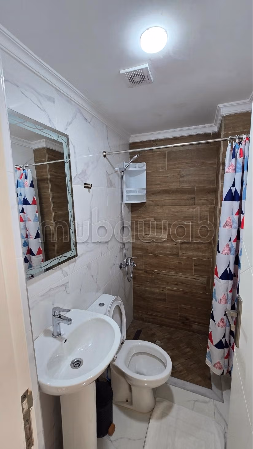 Bel appartement en location à M'Diq. 
Surface de 75 m². 
Meublé