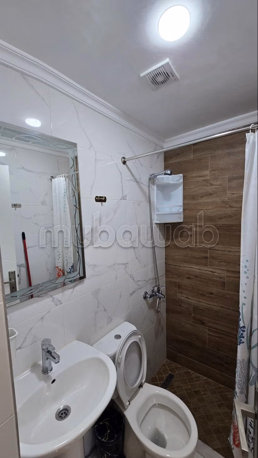 Bel appartement en location à M'Diq. 
Surface de 75 m². 
Meublé