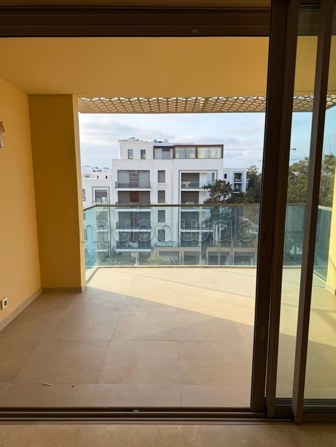 Louez cet appartement à Souissi.
Superficie 130 m².
Ascenseur et terrasse