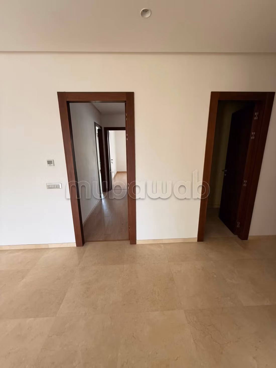 Louez cet appartement à Souissi.
Superficie 130 m².
Ascenseur et terrasse — 2