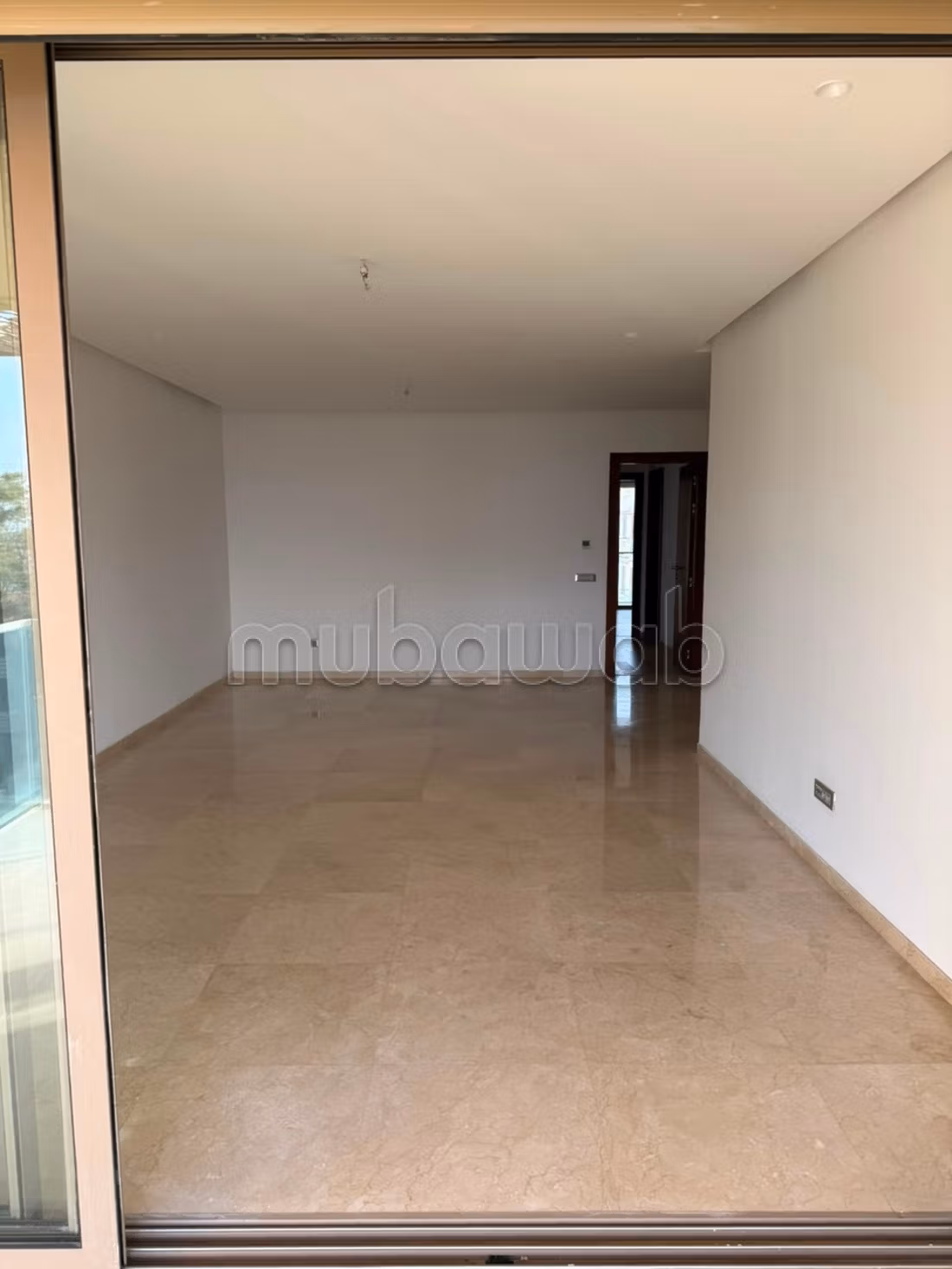 Louez cet appartement à Souissi.
Superficie 130 m².
Ascenseur et terrasse — 3