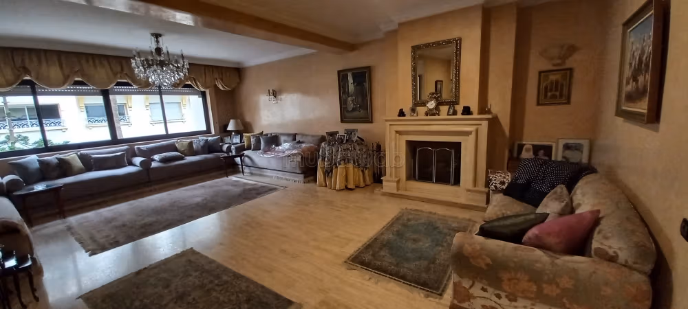Appartement à vendre à Gauthier. 4 chambres agréables. Service de concierge, cheminée