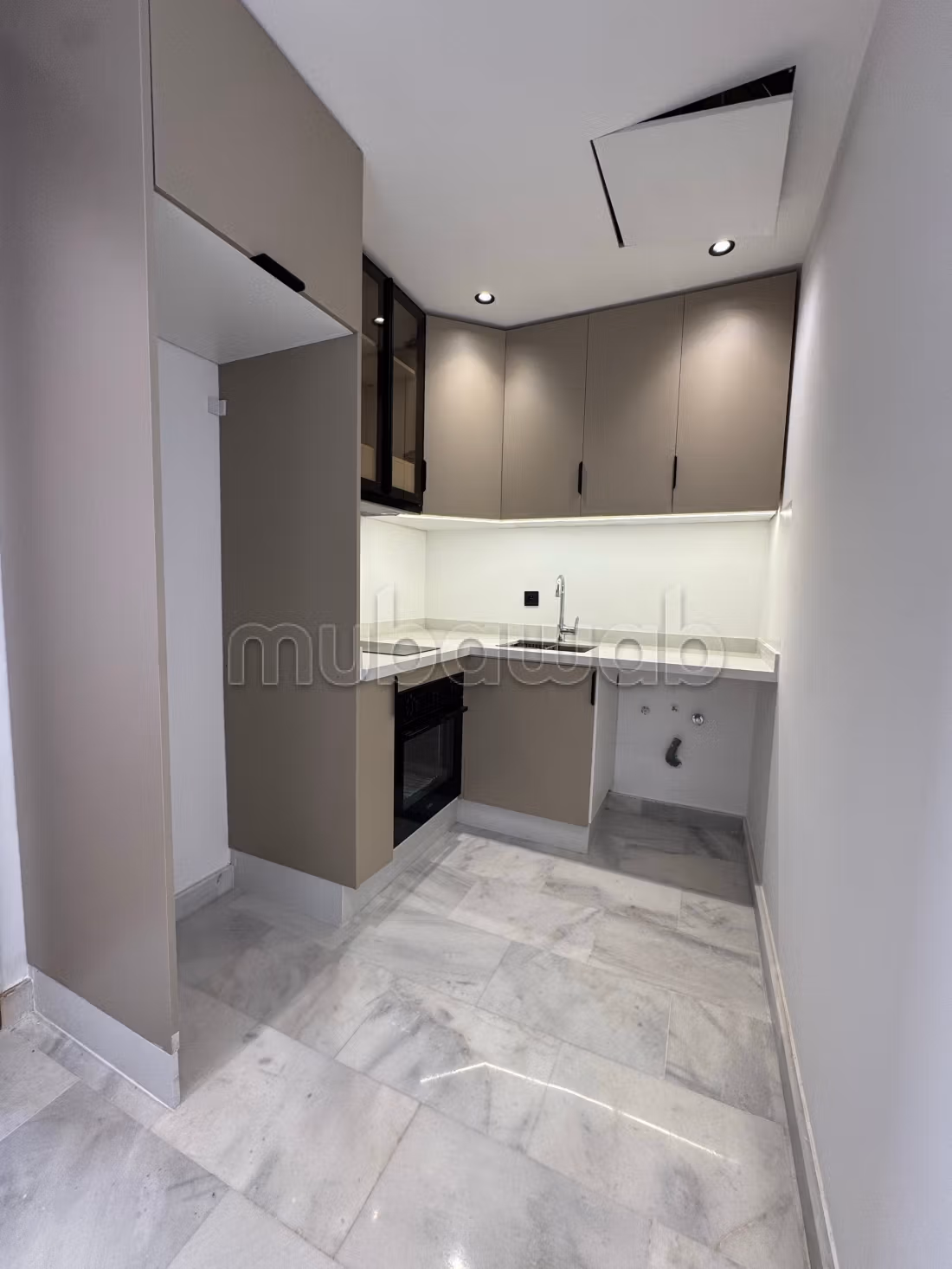 Vend appartement à Maârif. 1 Pièce. Salon typique marocain, résidence sécurisée — 2
