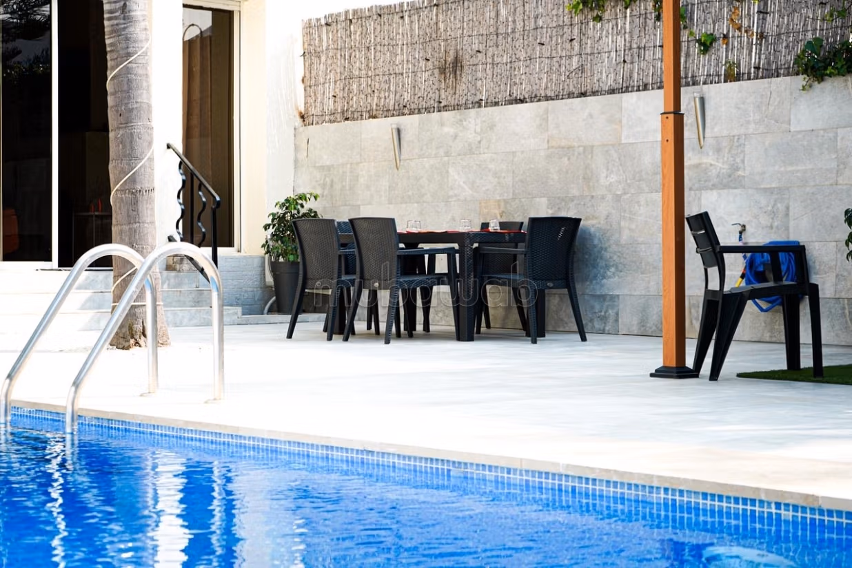 Luxury villas for rent in Malabata. 4 comfortable rooms. Concierge and pool