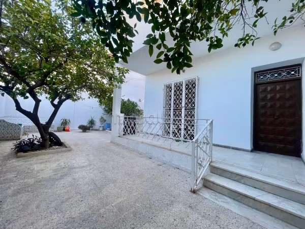 Villa bien située de 430m², Le Bardo