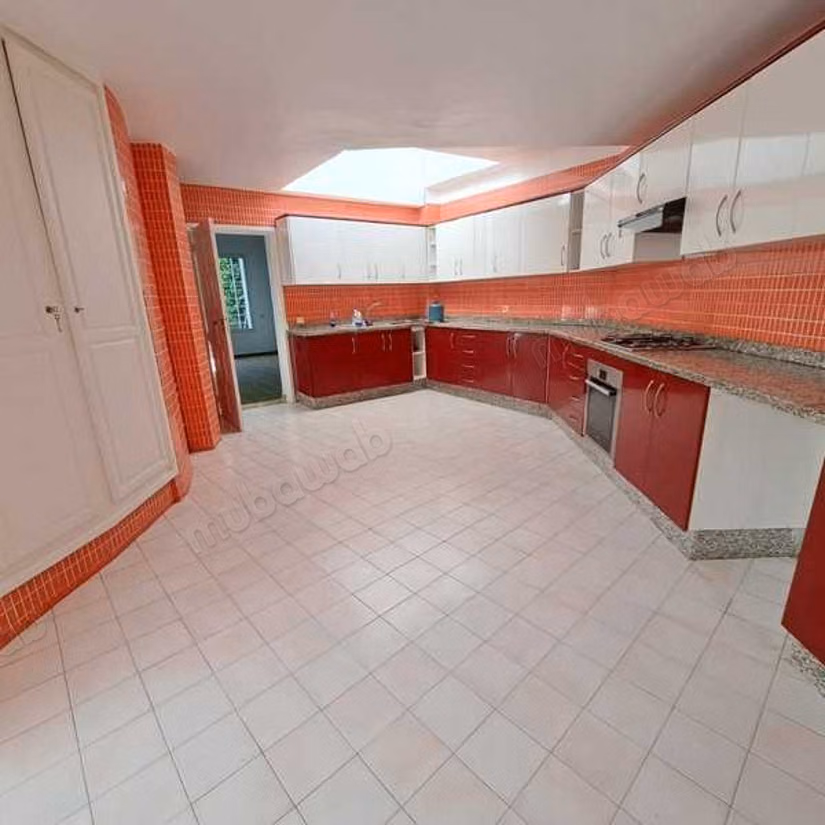 Villa à Vendre de 293.0 m² à Casablanca, Ain Diab
