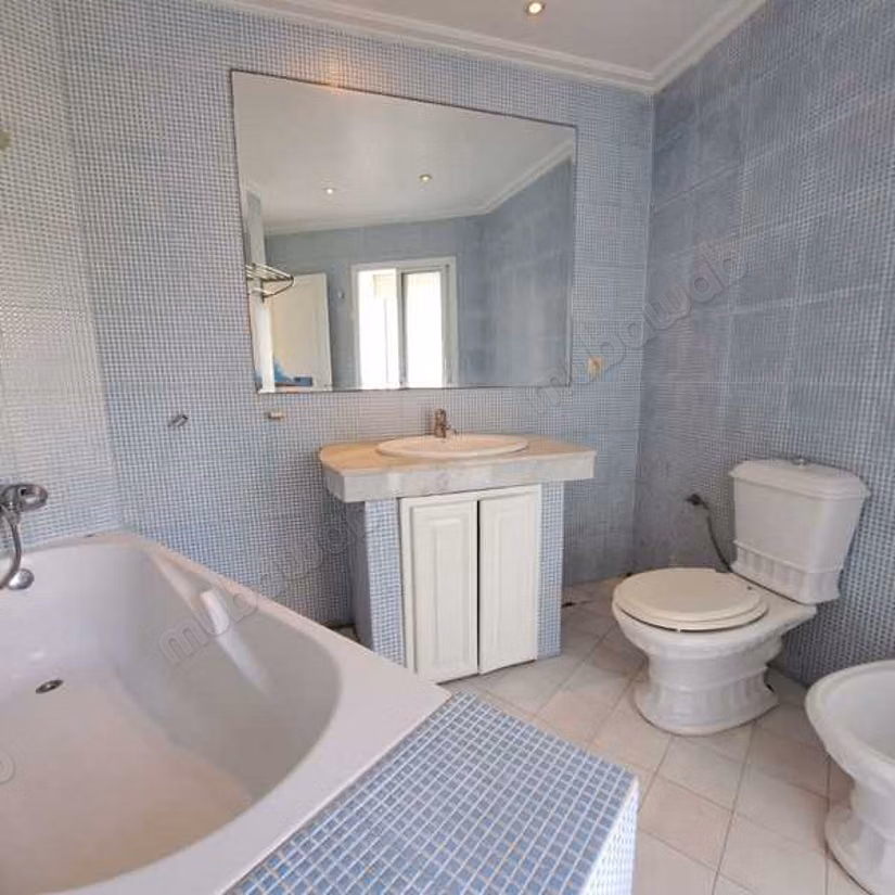 Villa à Vendre de 293.0 m² à Casablanca, Ain Diab