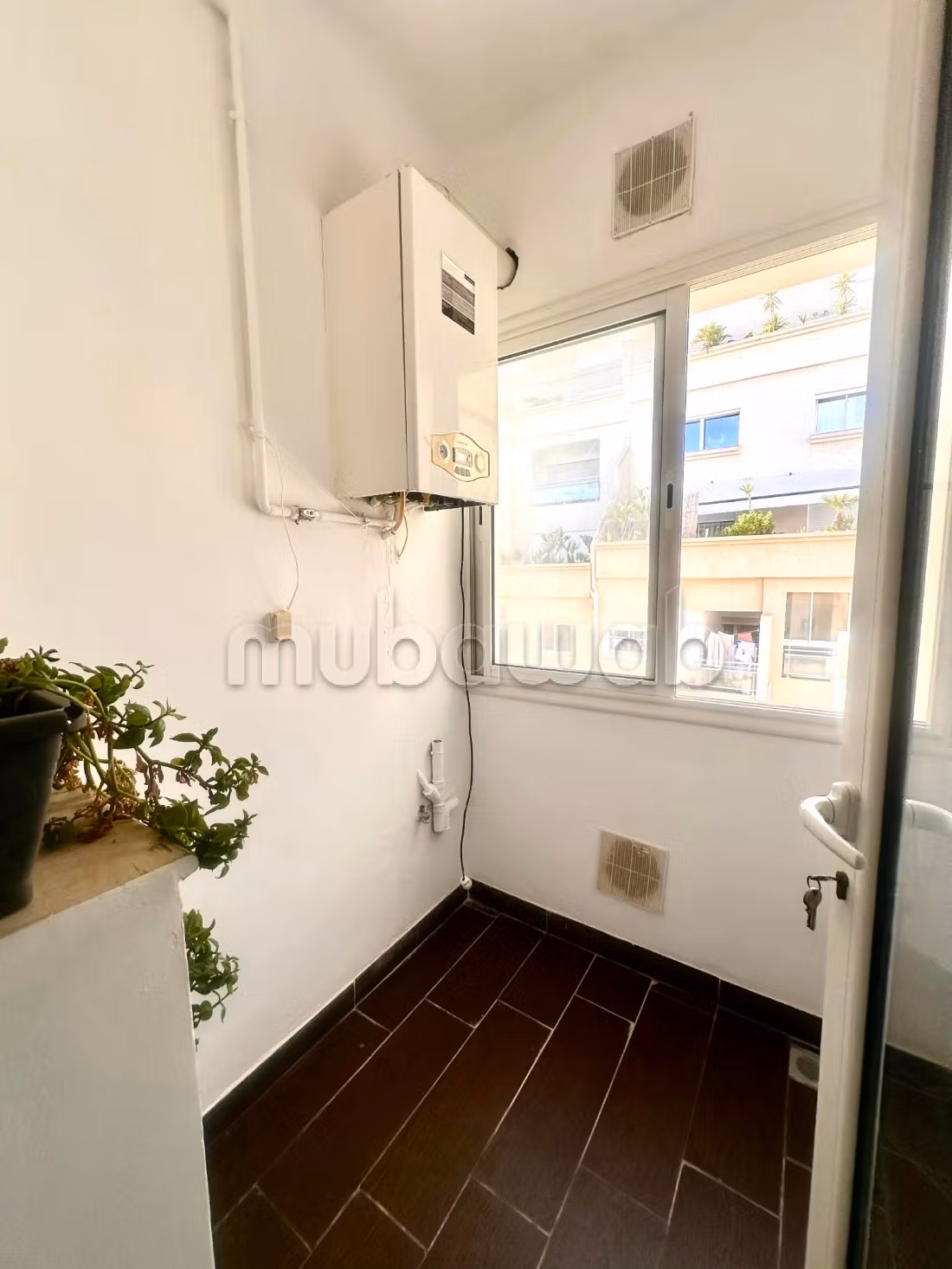 Appartement en vente à El Menzah 
1 chambre. Porte blindée et chauffage central