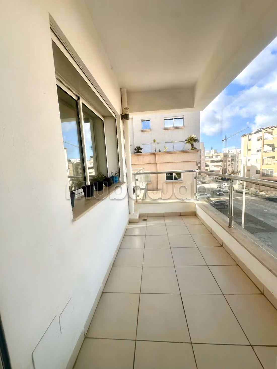 Appartement en vente à El Menzah 
1 chambre. Porte blindée et chauffage central