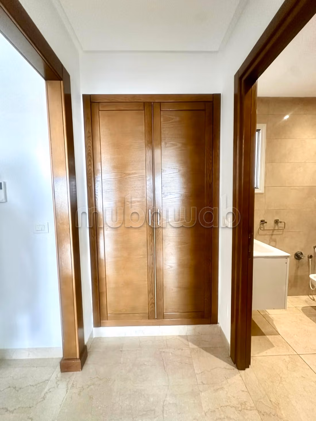 Appartement en vente à El Menzah 
1 chambre. Porte blindée et chauffage central