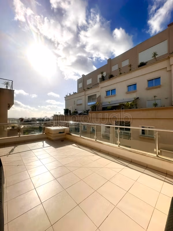 Appartement en vente à El Menzah 
1 chambre. Porte blindée et chauffage central