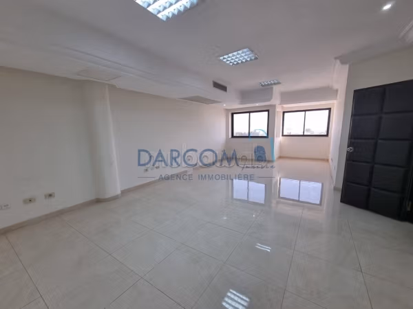 For rent office floor 359 m² at Lake 1