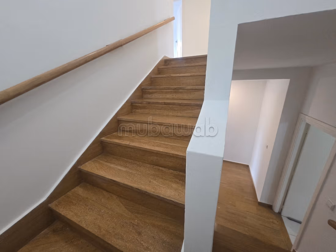Casa di lusso in affitto ad Ain Diab. 5 camere confortevoli. Bellissima terrazza e giardino