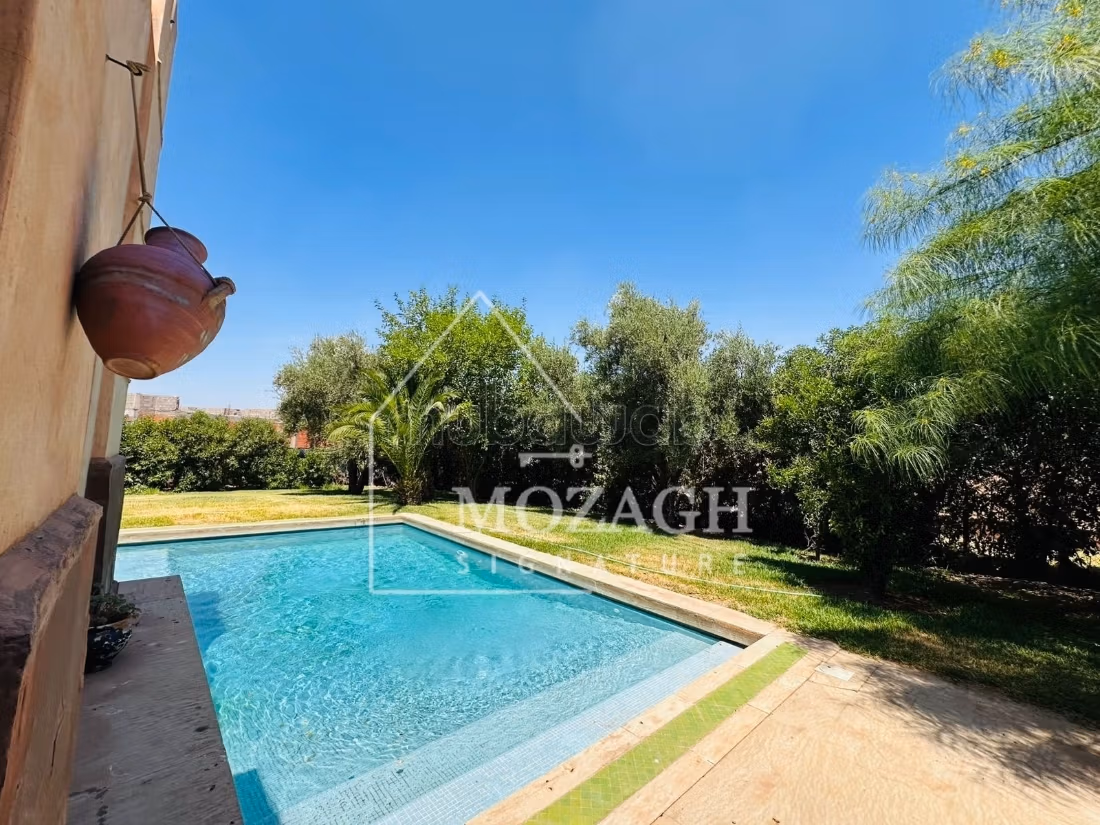 Magnificent single-story villa with pool in a residential complex