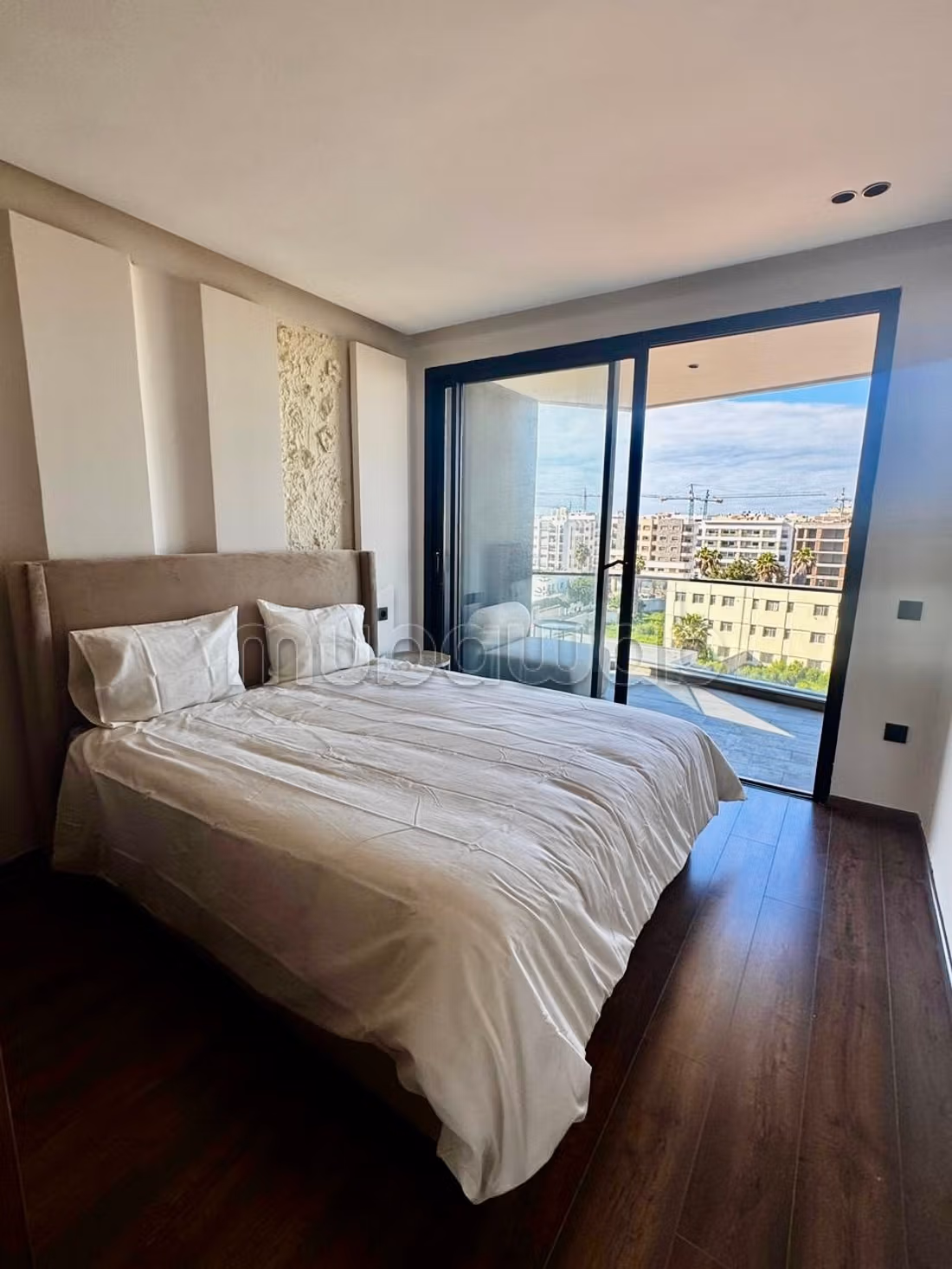 Elegant Modern Studio met Ziekenhuisterras
