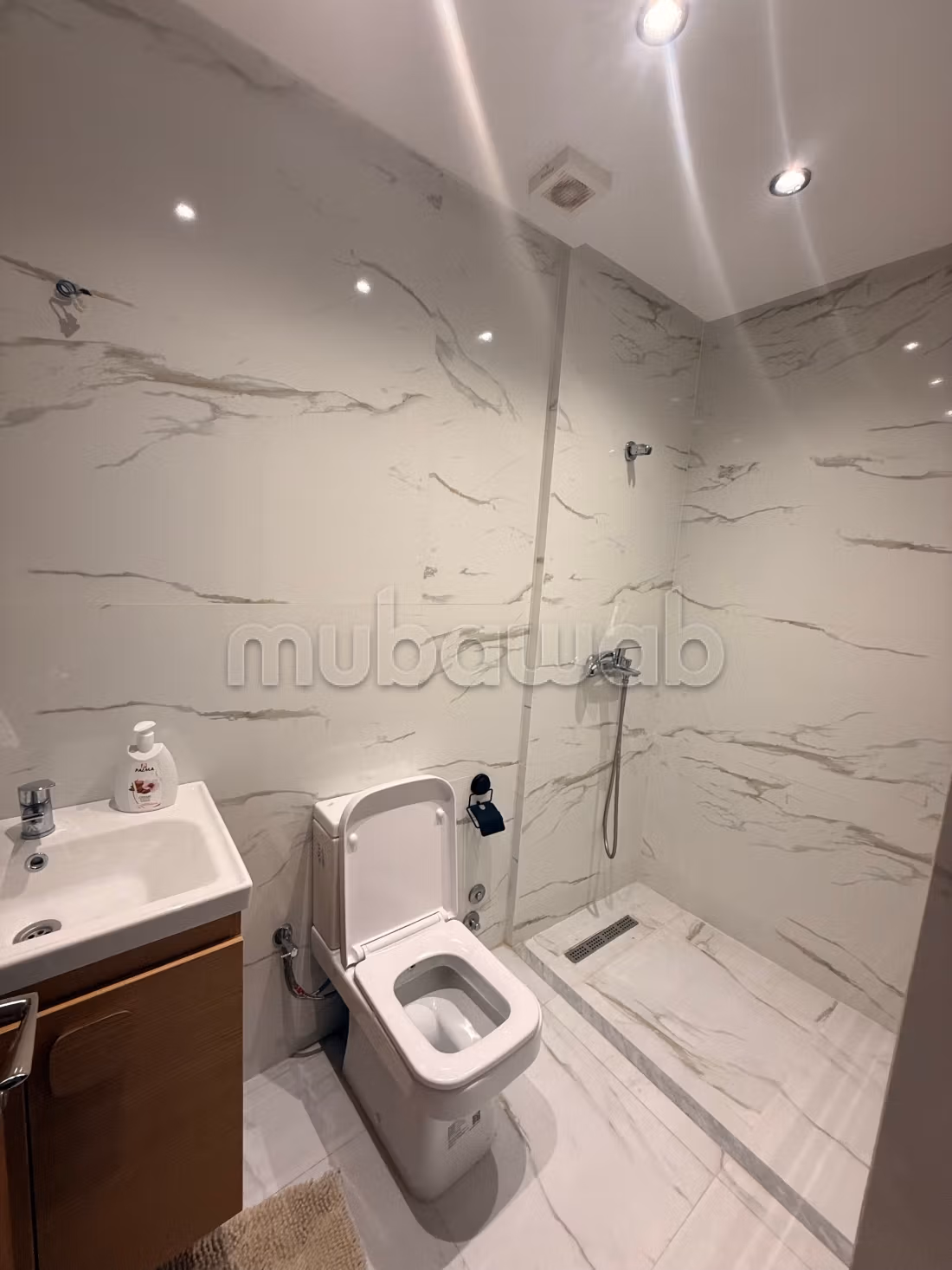 Appartement en location à Guéliz. 
Surface totale 80 m². 
Meublé — 5
