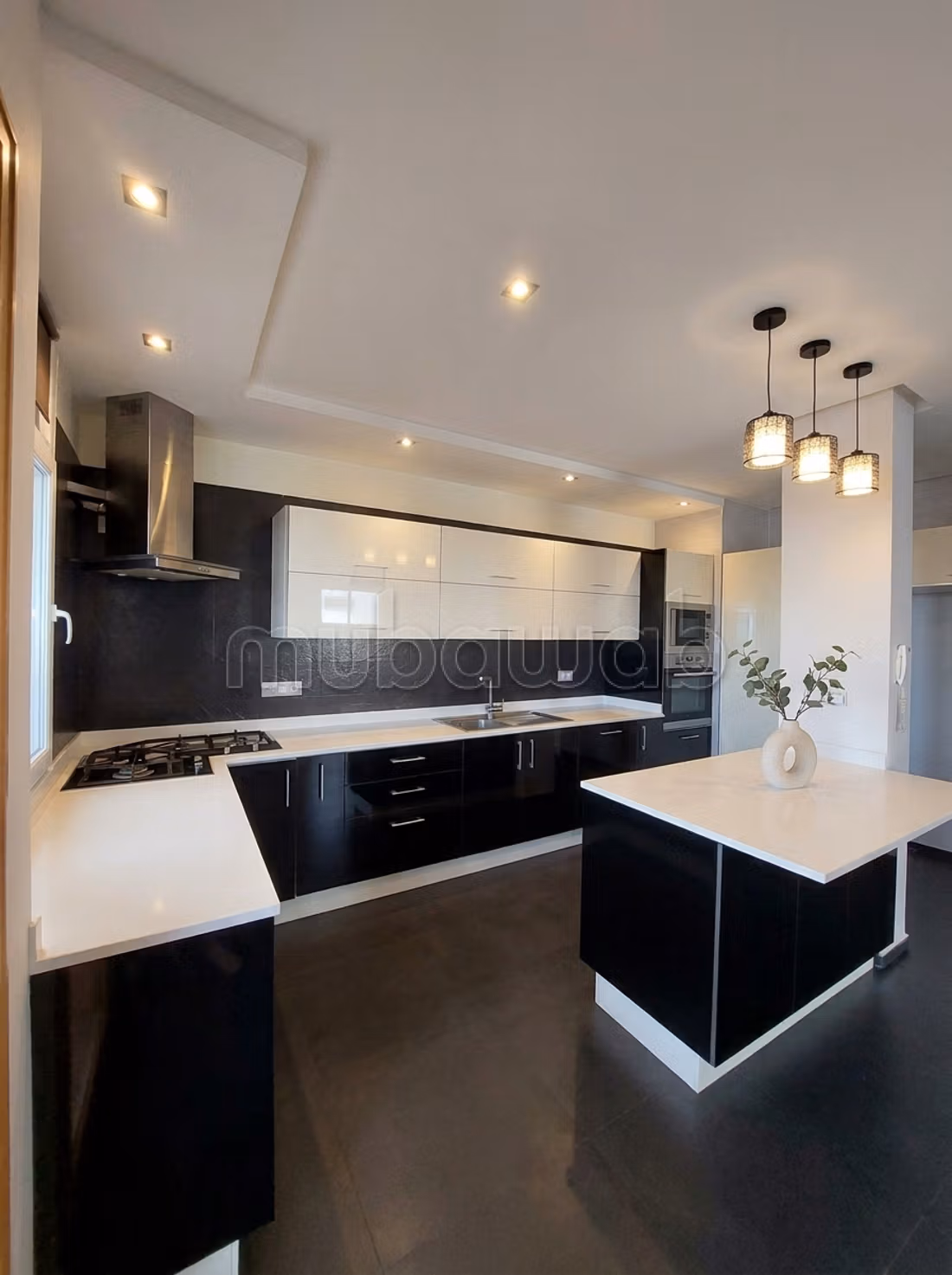 Appartement rénové avec terrasse et vue dégagée — 2
