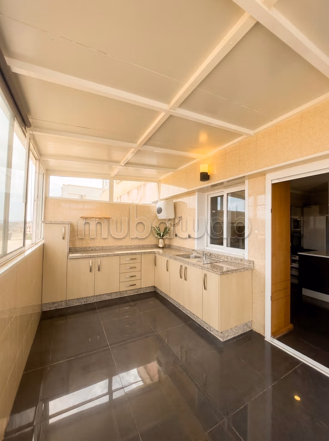 Appartement rénové avec terrasse et vue dégagée — 3