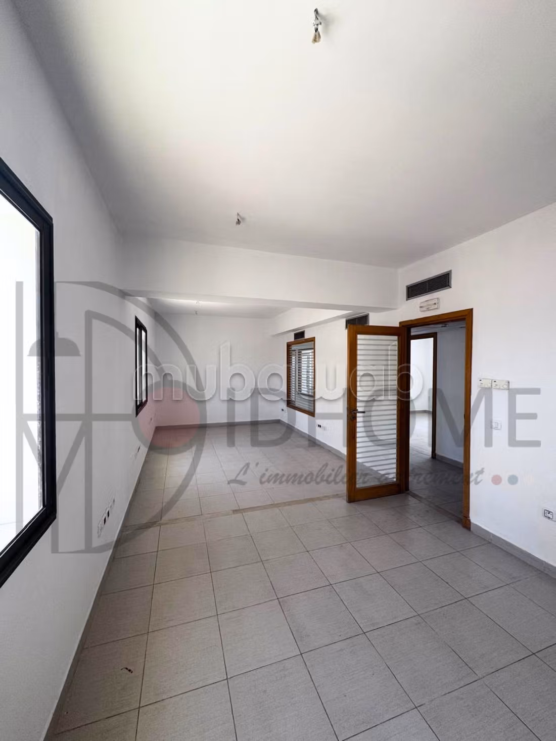 Location bureau spacieux de 350m² aux Lac 1