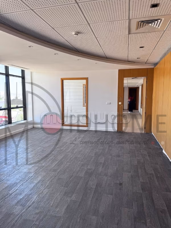Location bureau spacieux de 350m² aux Lac 1