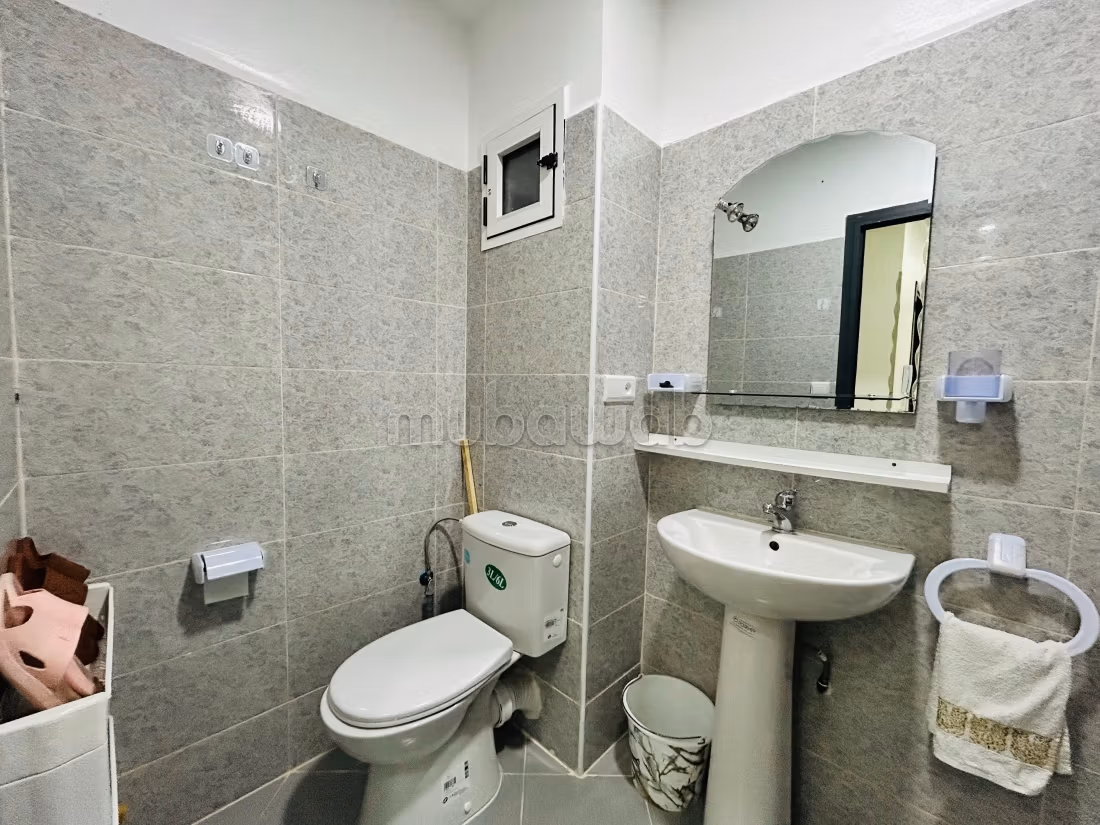 Appartement te huur. 2 grote kamers. Goed ingericht