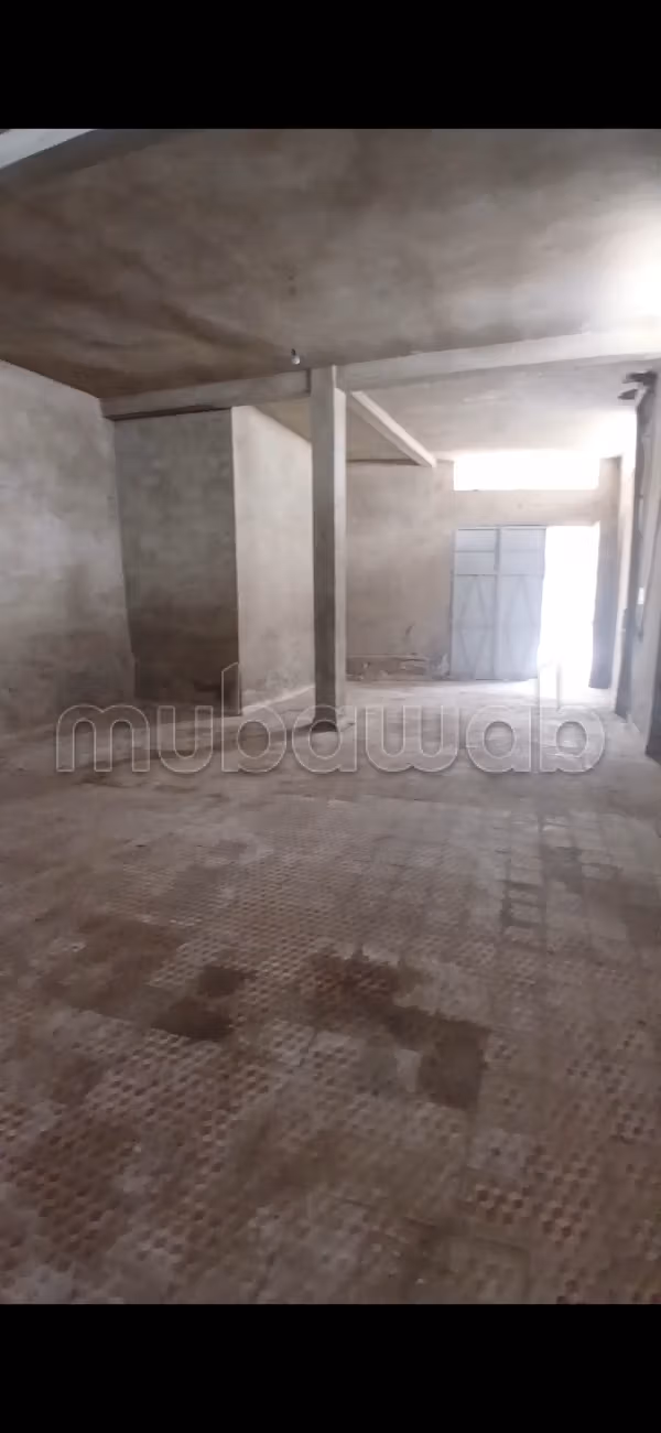 Louez ce local commercial à hawma tanjawa. 
Surface de 110 m²