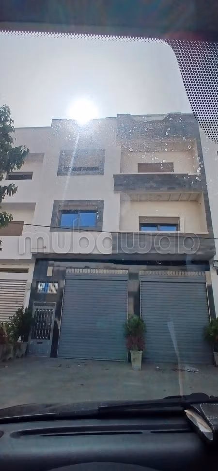 Bonito apartamento en venta en Hay Zaytoun. Superficie de 98 m². Sistema de satélite y salón marroquí