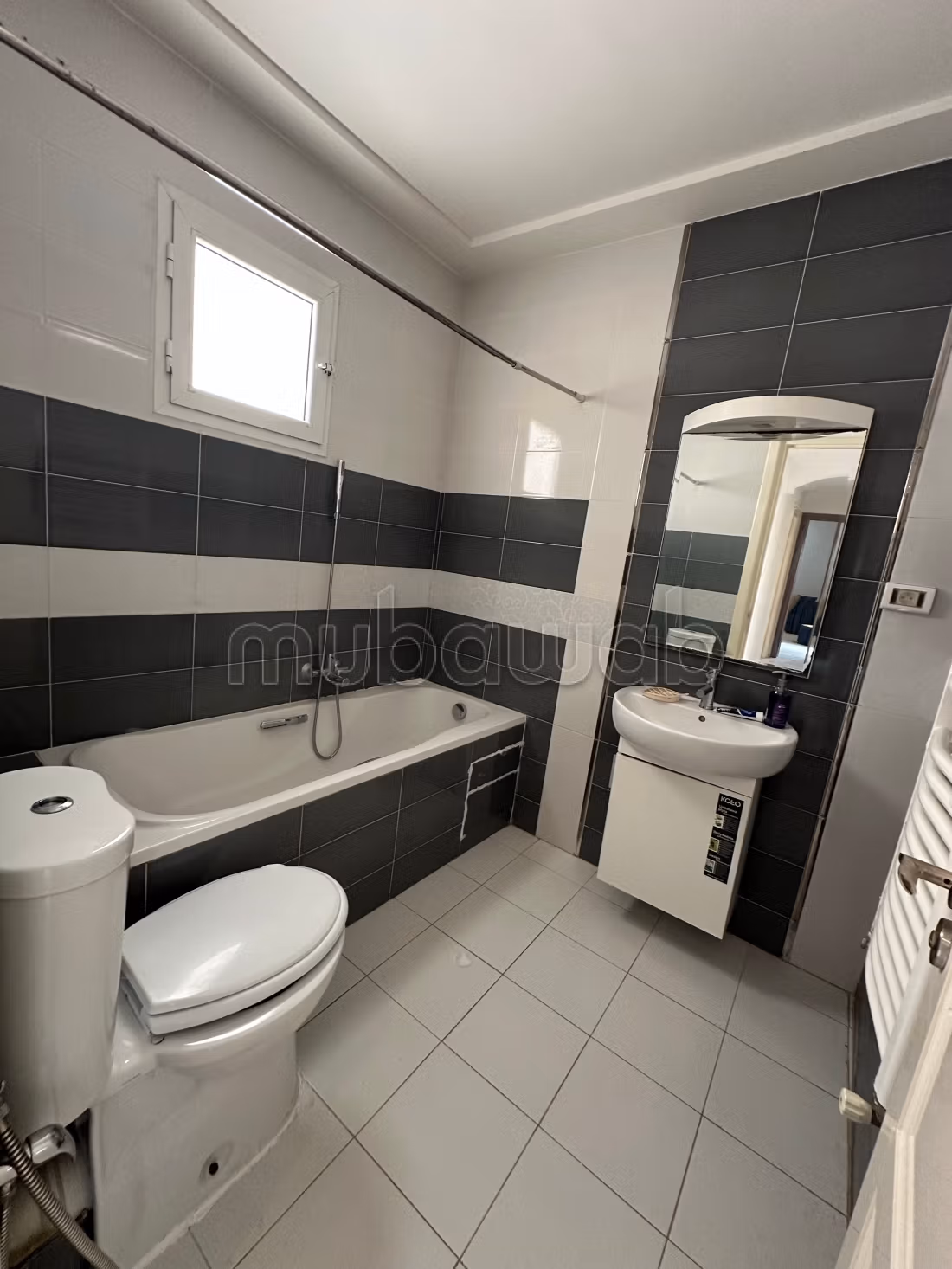 Très bel appartement en location à Khezama Est. Surface totale 90 m². Meublé