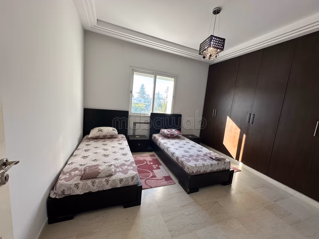 Très bel appartement en location à Khezama Est. Surface totale 90 m². Meublé