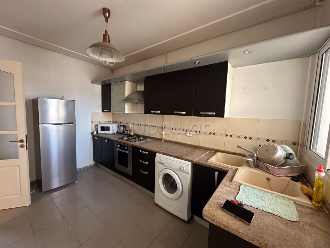 Très bel appartement en location à Khezama Est. Surface totale 90 m². Meublé