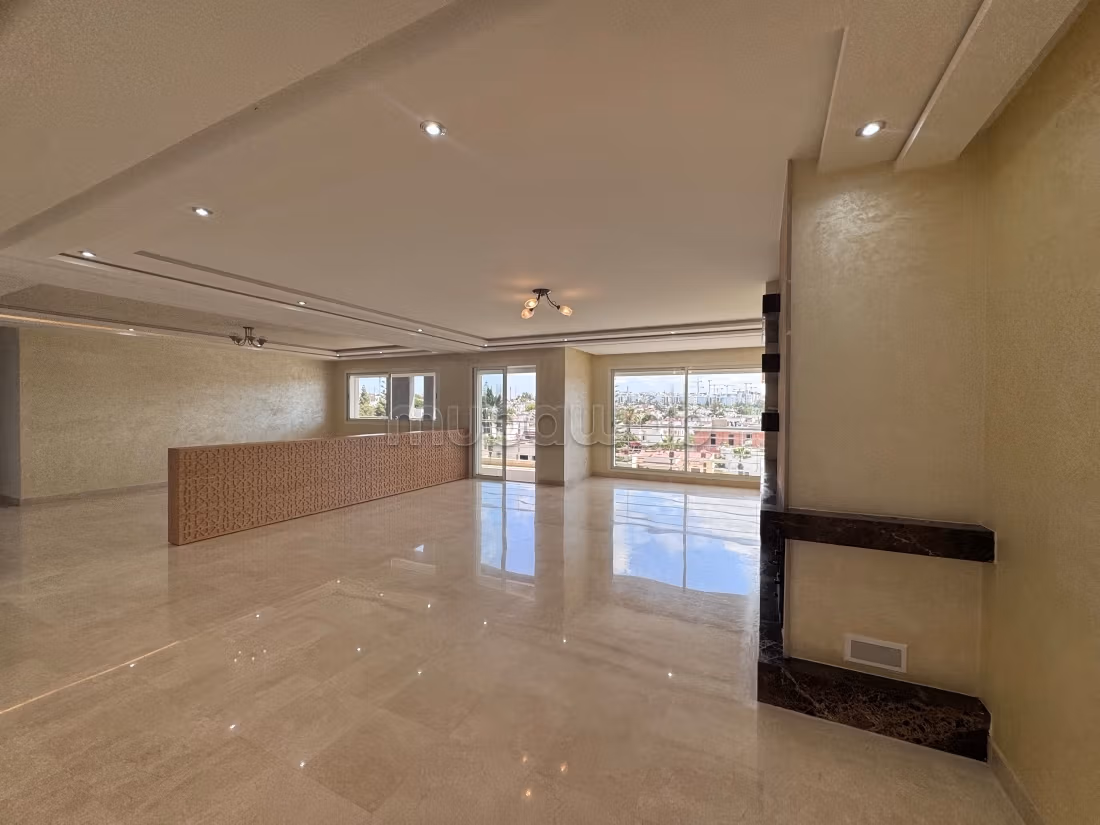 Louez cet appartement à Riyad.
4 chambres agréables.
Ascenseur et terrasse