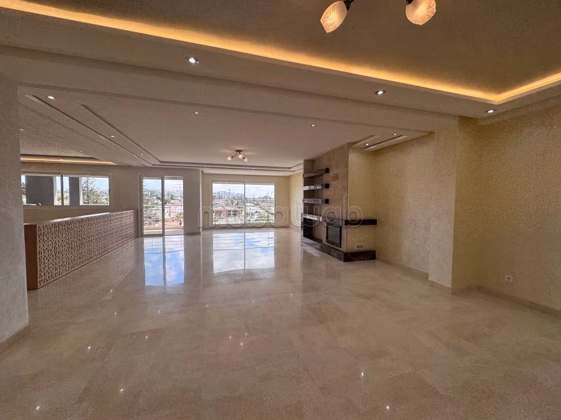 Louez cet appartement à Riyad.
4 chambres agréables.
Ascenseur et terrasse — 4
