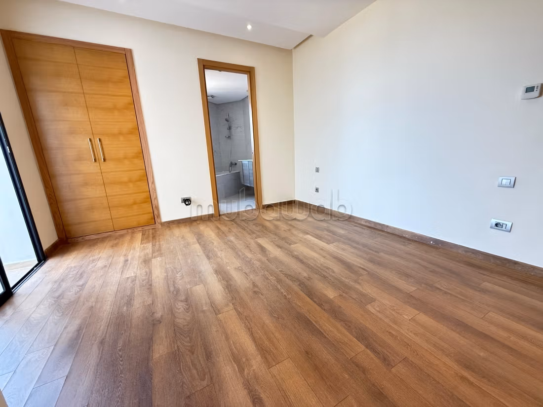 Appartement au 4eme étage à louer à Riyad. 
3 pièces confortables. 
Terrasse et ascenseur — 3