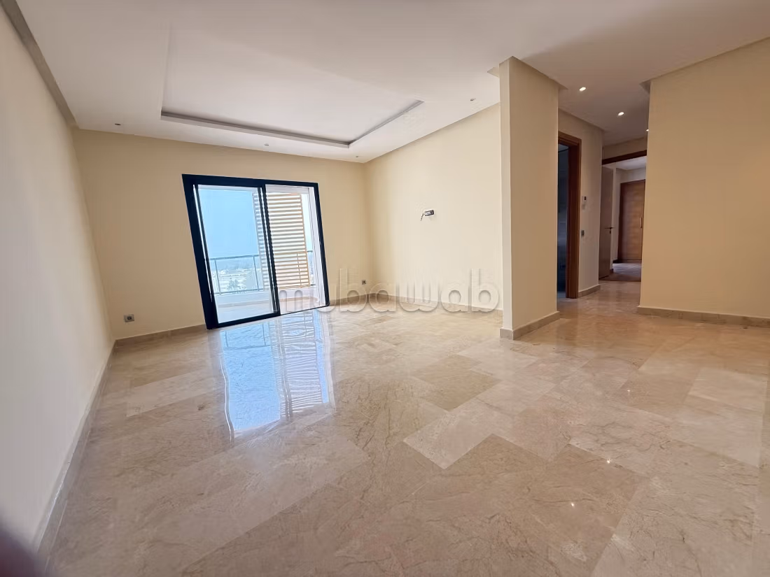 Appartement au 4eme étage à louer à Riyad. 
3 pièces confortables. 
Terrasse et ascenseur — 4