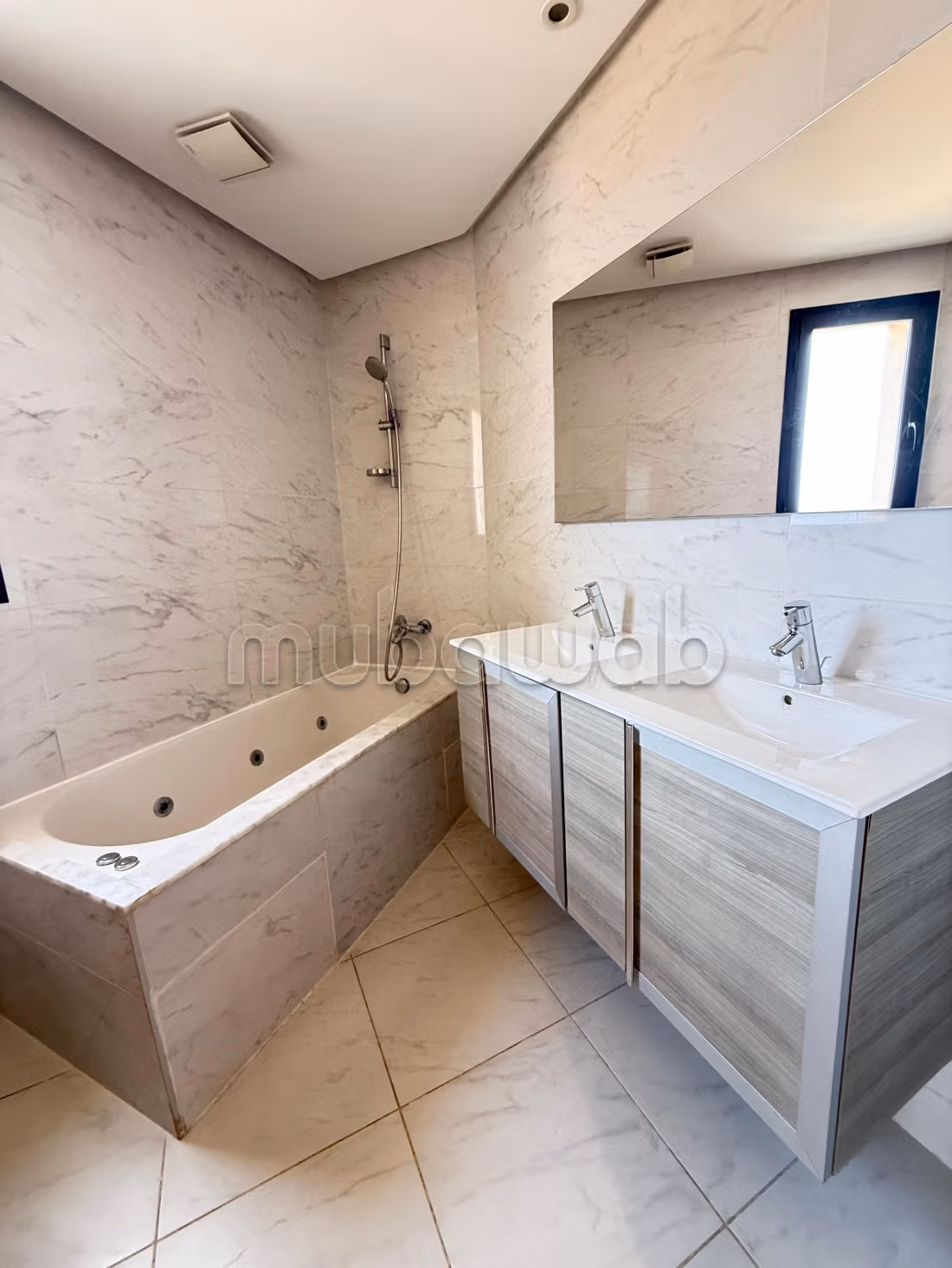 Appartement au 4eme étage à louer à Riyad. 
3 pièces confortables. 
Terrasse et ascenseur — 5