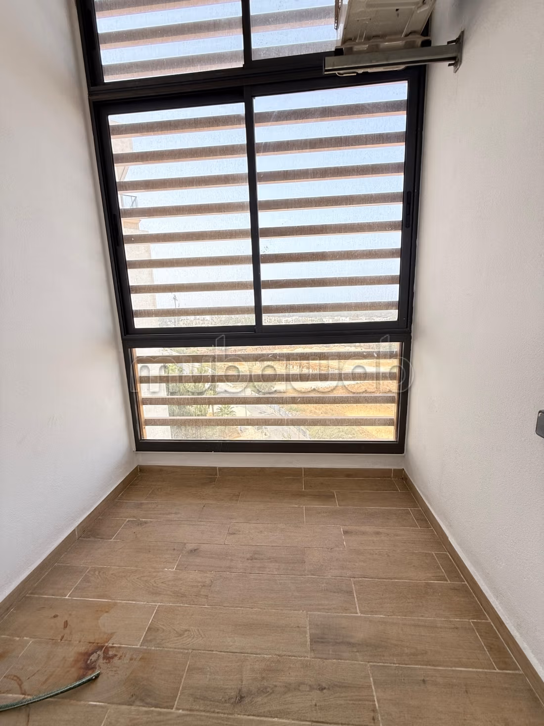 Appartement au 4eme étage à louer à Riyad. 
3 pièces confortables. 
Terrasse et ascenseur — 6