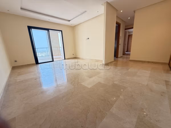 Apartamento en el 4to piso en alquiler en Riyad. 3 habitaciones cómodas. Terraza y ascensor