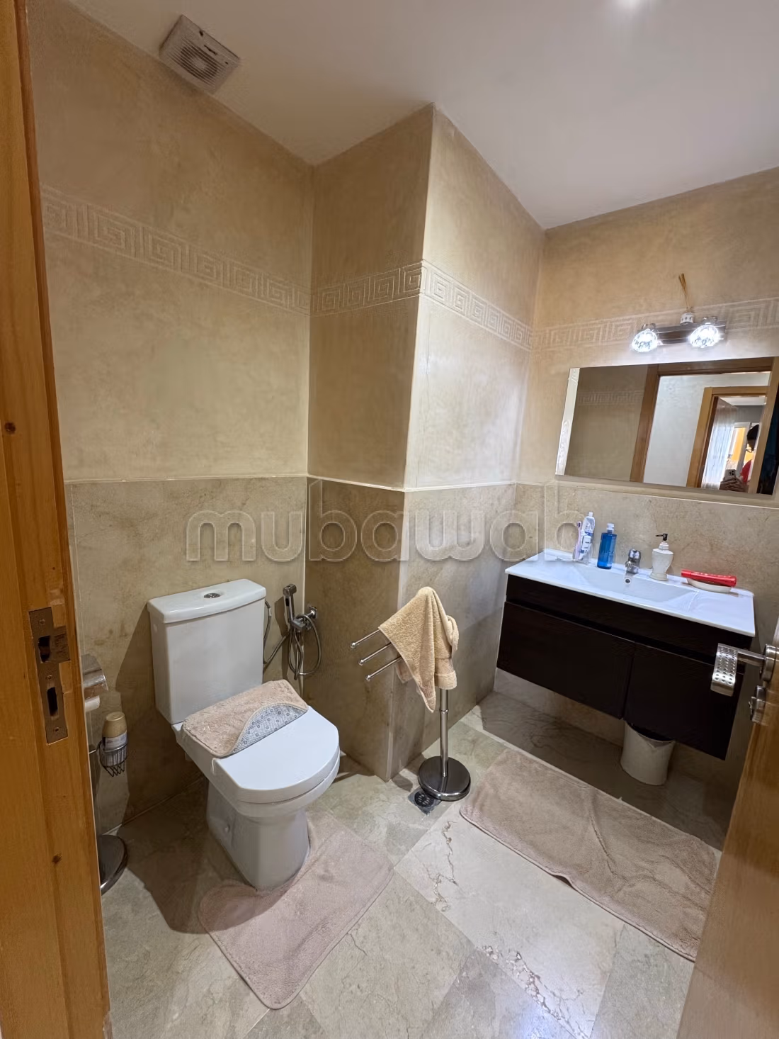 Appartement en vente à Hamria. 
3 belles chambres. 
Salon traditionnel marocain, résidence sécurisée